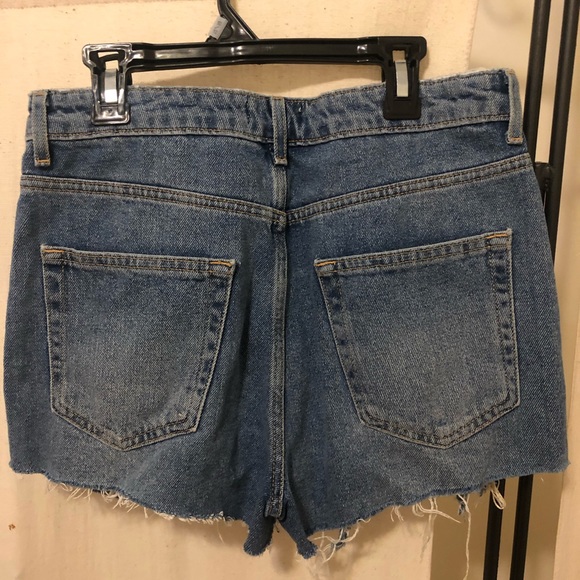 🦋FOREVER 21 RIPPED JEAN SHORTS🦋 - Picture 4 of 4